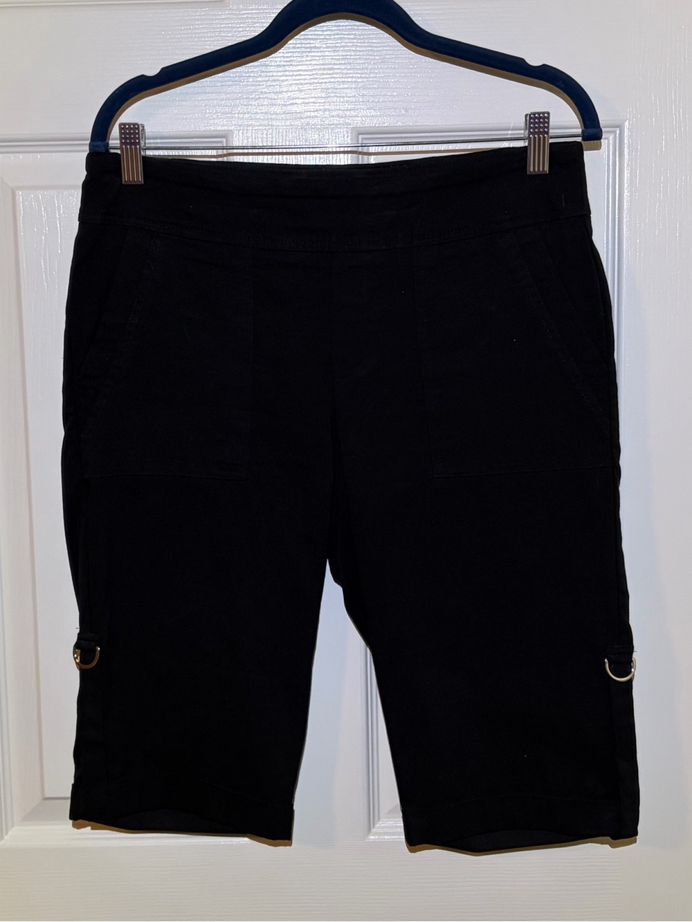 NWOT Black Bermuda Shorts With Pockets & Side Leg Detail. Medium